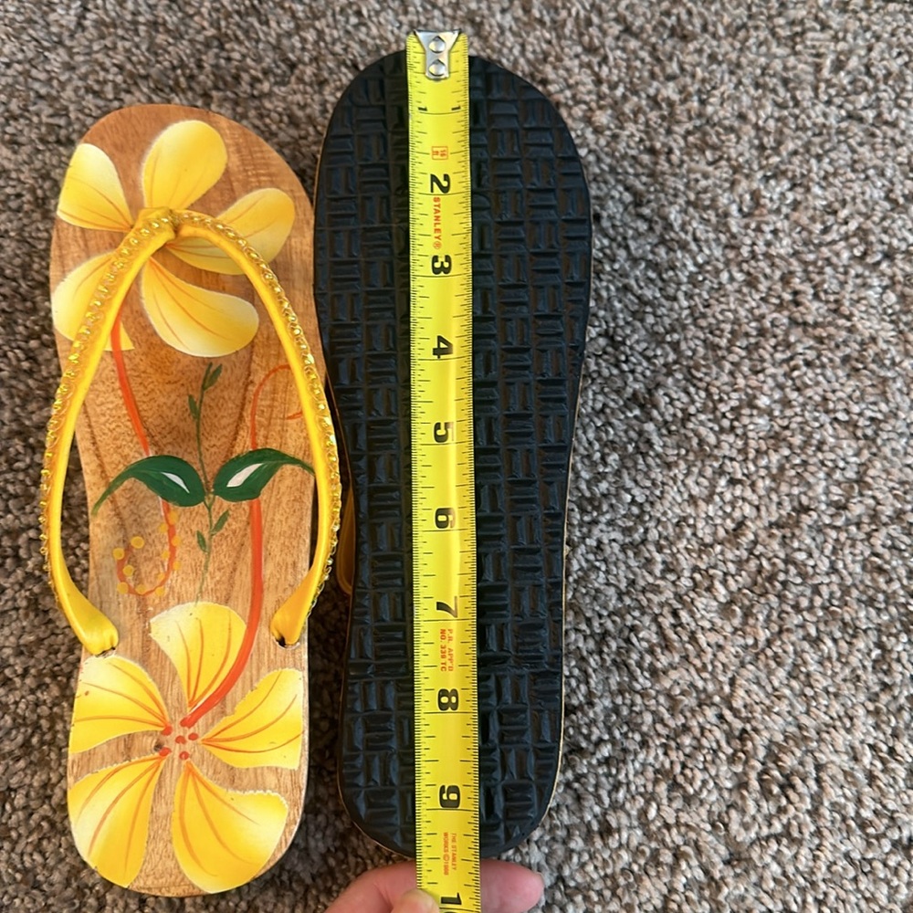Hawaiian wood sandals with painted flowers - Picture 4 of 5